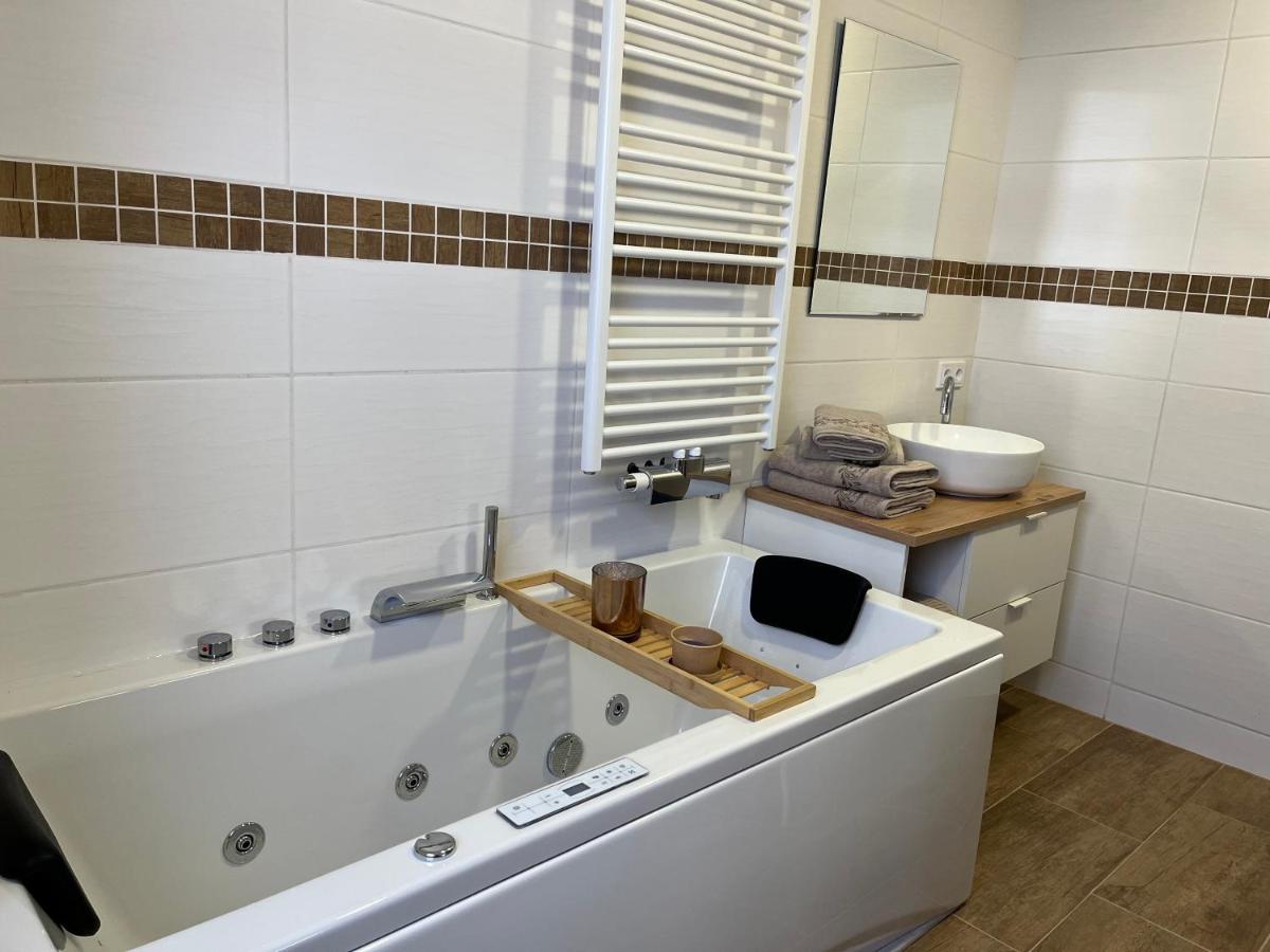 Ferienwohnung Lübben – Badezimmer mit Whirlpool-Badewanne und Waschtisch