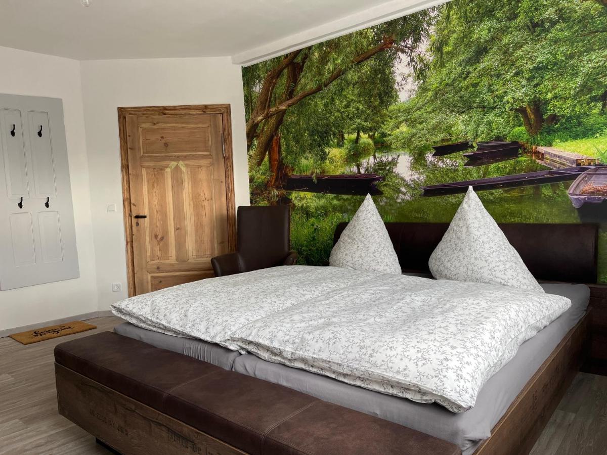 Ferienwohnung Lübben – Schlafzimmer mit Doppelbett und Spreewald-Fototapete