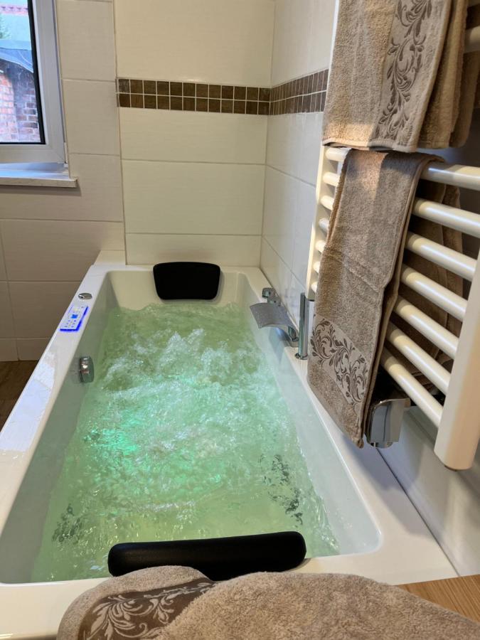 Ferienwohnung Lübben – Whirlpool in Betrieb mit Beleuchtung