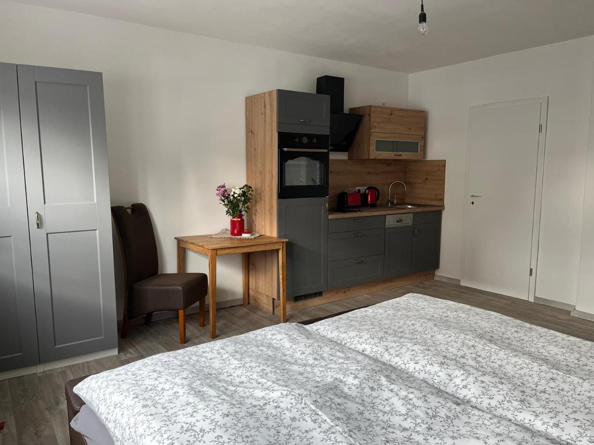 Ferienwohnung Lübben – Wohnbereich mit Küche und Esstisch