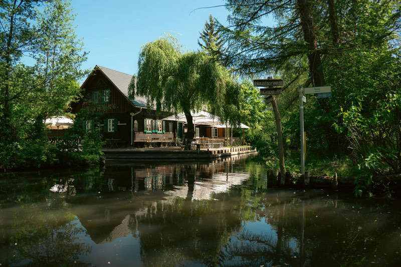 Spreewald-Dorf Lehde mit Fließen und Holzbrücken