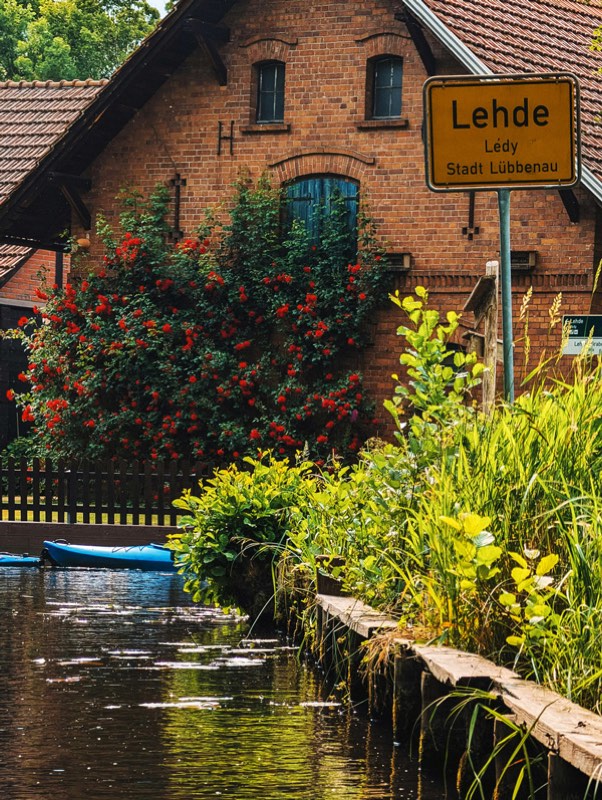 Kahnfahrt auf den Fließen in Lehde im Spreewald